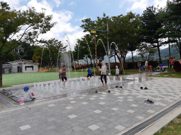 ▲ 아이들이 안산동 동동공원 바닥분수에서 물놀이를 즐기고 있다.