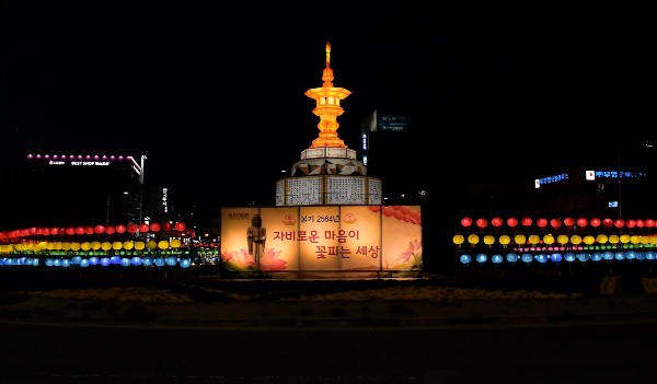 ▲ 부처님 오신 날을 기념해 여수시청 앞 로터리에 불 밝힌 만공탑등과 오색연등