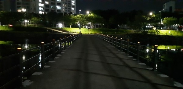 ▲ 광양 서천 산책로 안전난간 설치(야간 전경)
