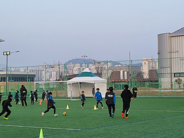 ▲ .순천팔마유소년축구장에서 전지훈련팀이 훈련을 하고 있다