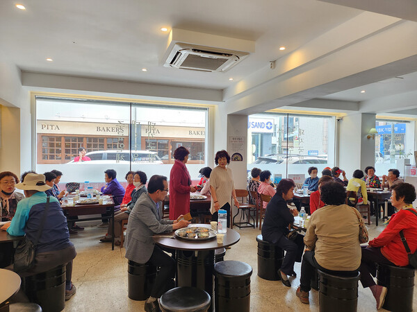 여수시 중앙동은 지난 21일 광장국밥이 사랑의 국밥 나눔 행사를 진행했다고 밝혔다.