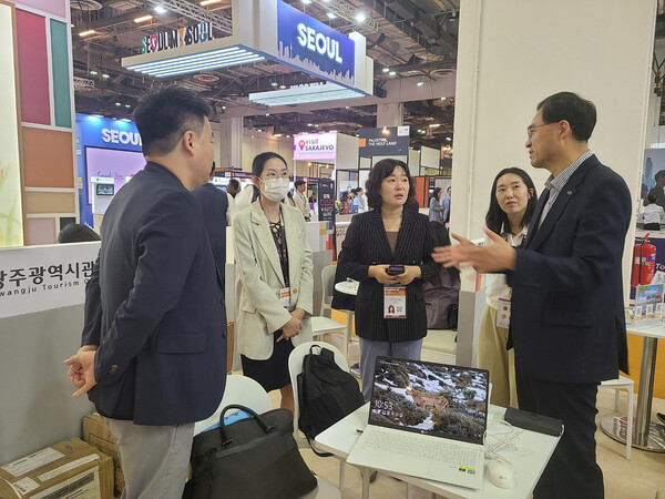 정재호 수산관광국장이 ITB Asia 박람회에서 한국관광공사 싱가포르 지사장에게 여수MICE를 홍보하고 있다.