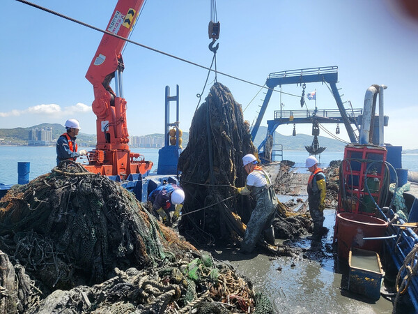 여수시가 올해 10월 말 기준 가막만 해역의 침적 해양폐기물 2,856톤을 수거하는 등 가막막 청정어장 재생사업이 순조롭게 추진 중이라고 밝혔다.