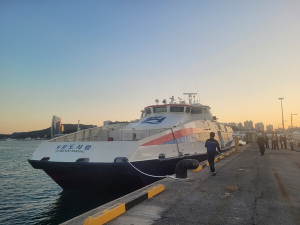 여수시는 여수~거문 항로 예비 여객선인 ‘거문도사랑호’가 13일 첫 운항에 돌입했다고 밝혔다.