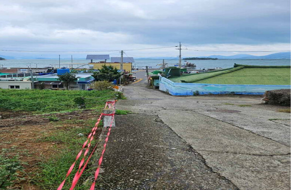 여수시 화정면 주민들의 오랜 숙원사업인 백야마을 도로 확포장공사가 최근 완료됨에 따라 주민 및 차량 통행불편이 해소될 전망이다.