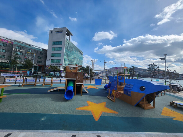 여수시 대표 관광 1번지 종포해양공원 내 어린이 해양테마 놀이터가 새단장을 마치고 지난 23일 개장했다.