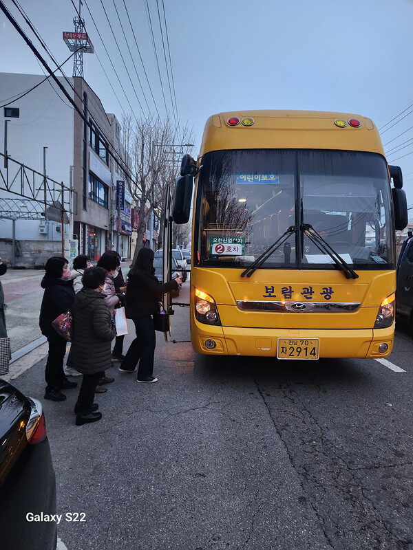 오천일반산업단지 근로자가 무료통근버스에 승차하고 있다.