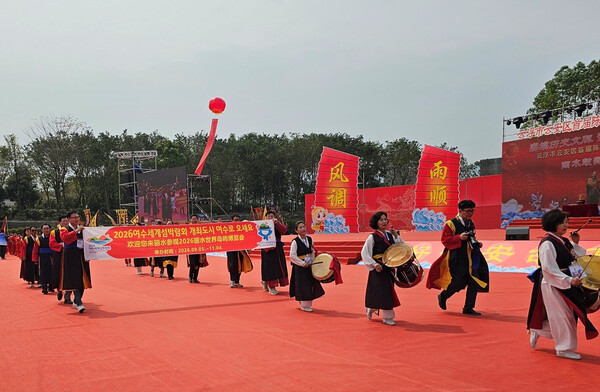 여수섬박람회 준비위원들이 우도풍물패와 함께 윈푸시에서 열린 진린문화제 퍼레이드에 참석해 섬박람회 홍보 현수막을 펼쳐들고 행진하고 있다.