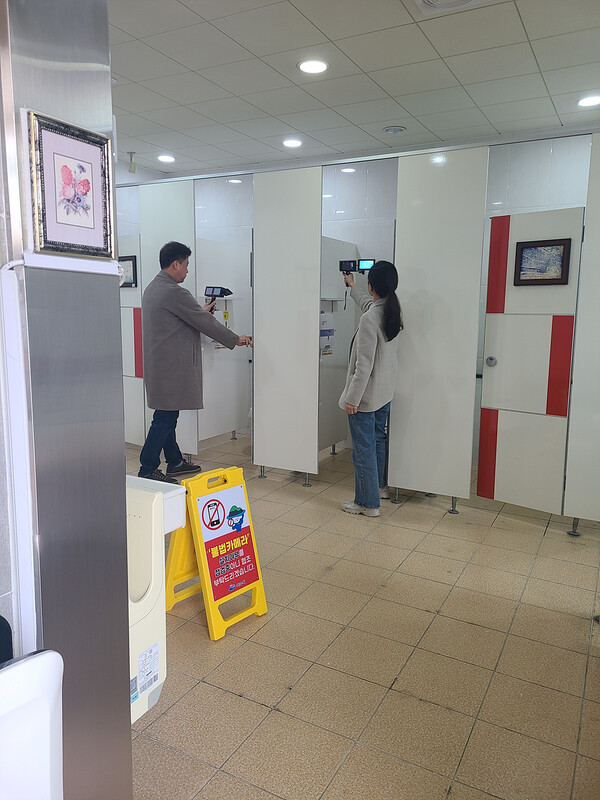여수시가 주요 관광지 공중화장실에서 불법카메라 여부를 점검하고 있다.